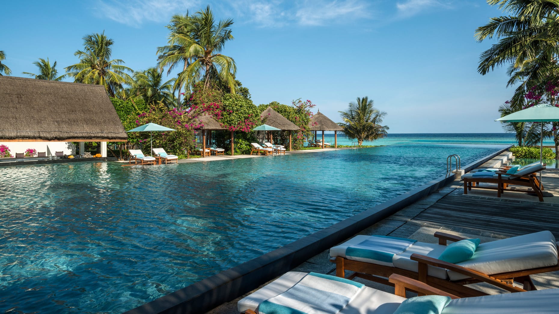Four Seasons Resort Maldives at Landaa Giraavaru pool