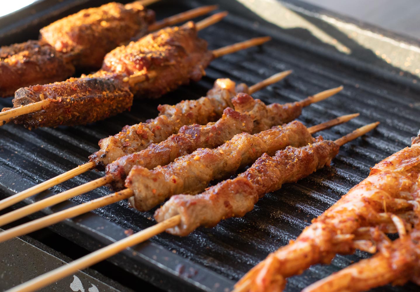 Signature Wings and Lamb Skewers at Gui BBQ Restaurant & Bar (Photo by: Julie Nguyen/SNAP TASTE®)