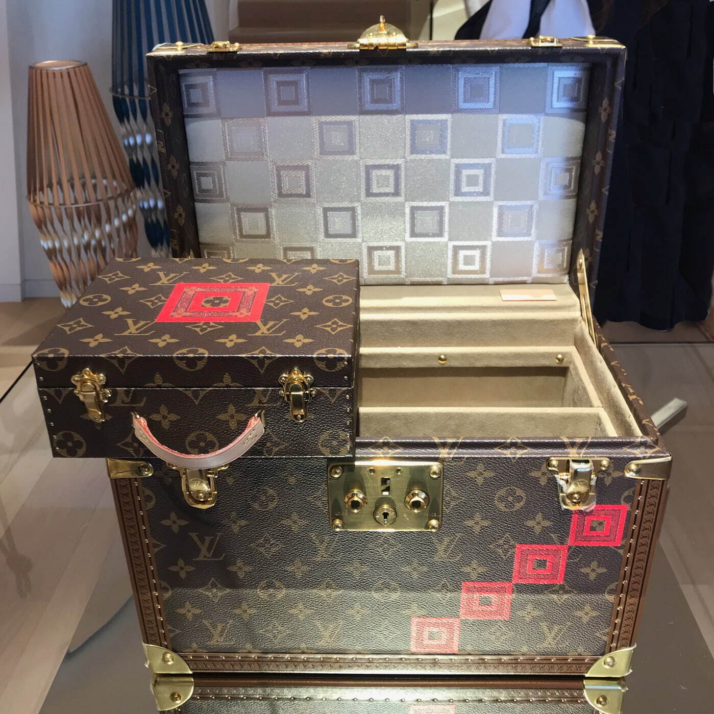 curiosity: louis vuitton ginza namiki dori store