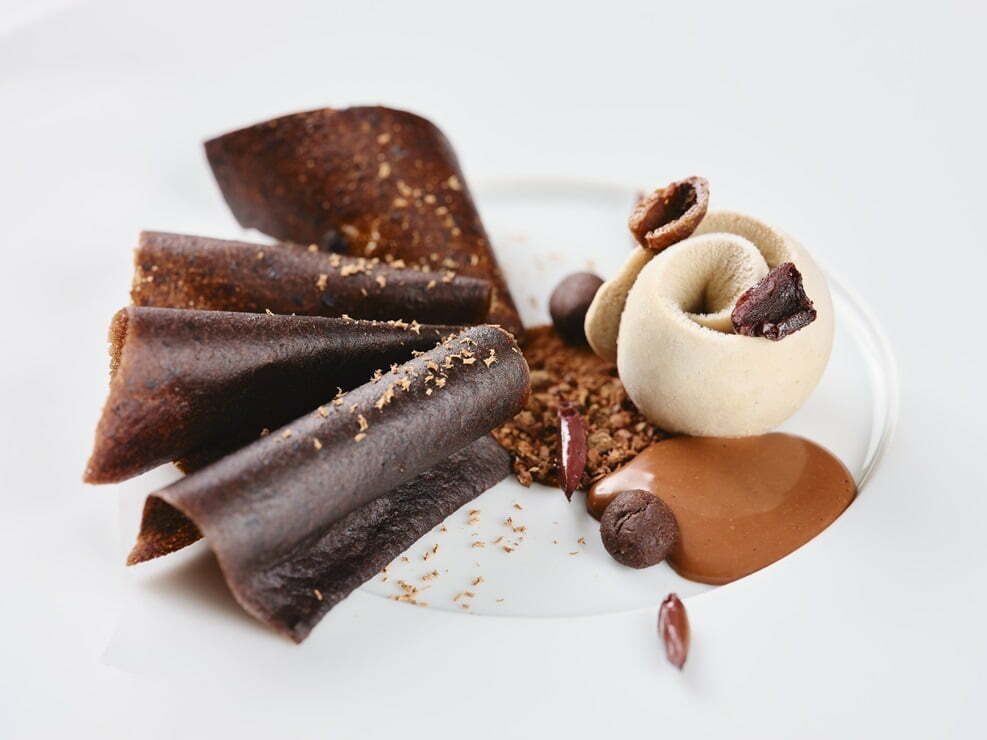 L’Oiseau Blanc dessert - Chocolate / crunchy Millot chocolate / candied Taggiasche olive