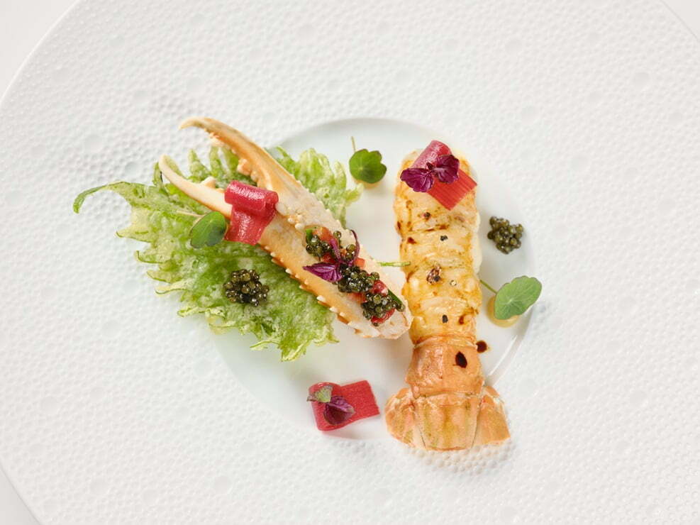 L’Oiseau Blanc - Blue lobster / algae tartare / rhubarb / salicornia