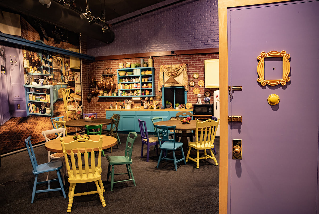 Central Perk Café and the Friends boutique at Warner Bros. Studio Tour Hollywood