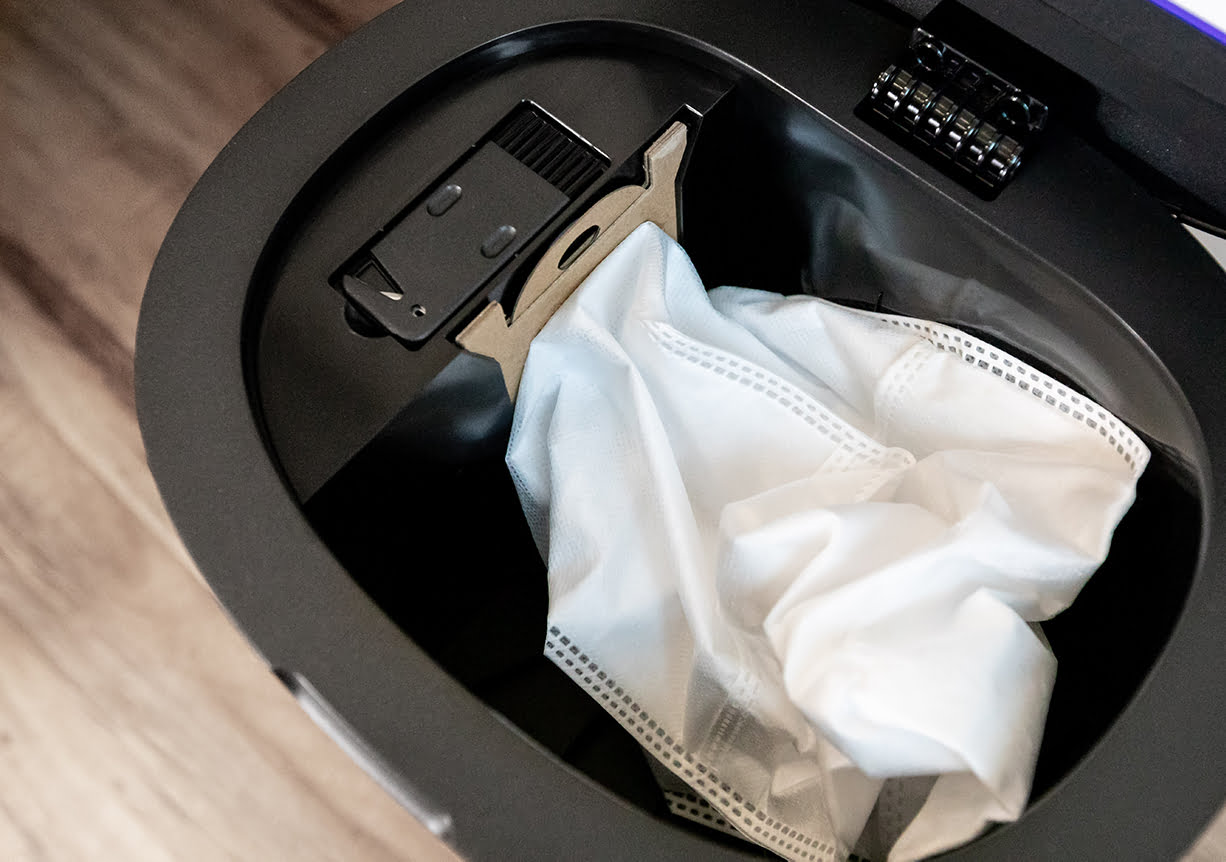 AIRROBO T10+ dust bag (Photo: Julie Nguyen/SNAP TASTE)