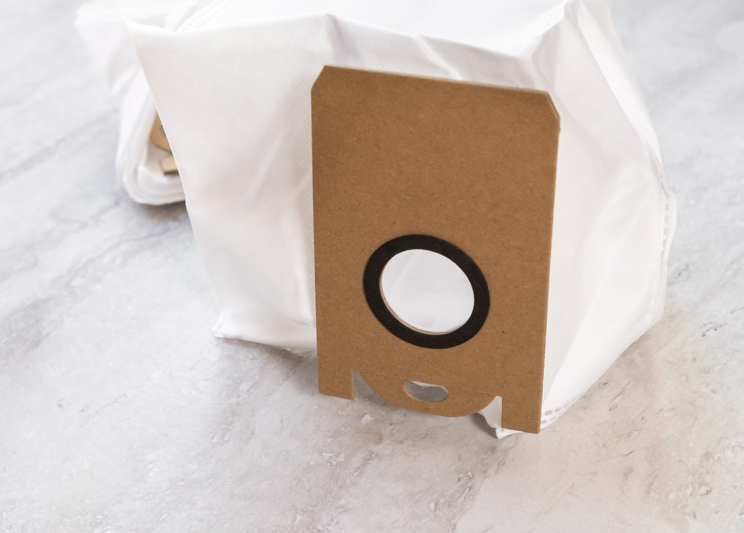 AIRROBO T10+ dust bag (Photo: Julie Nguyen/SNAP TASTE)