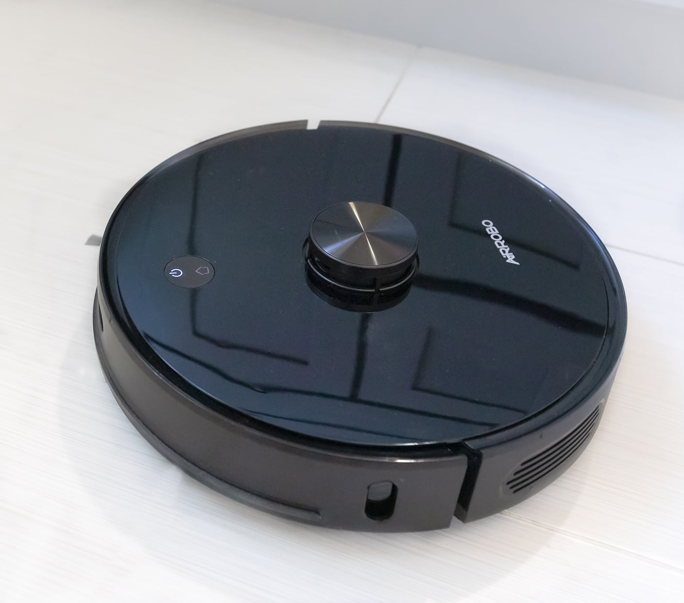 AIRROBO Robot Vacuum Cleaner T10+ (Photo: Julie Nguyen/SNAP TASTE)