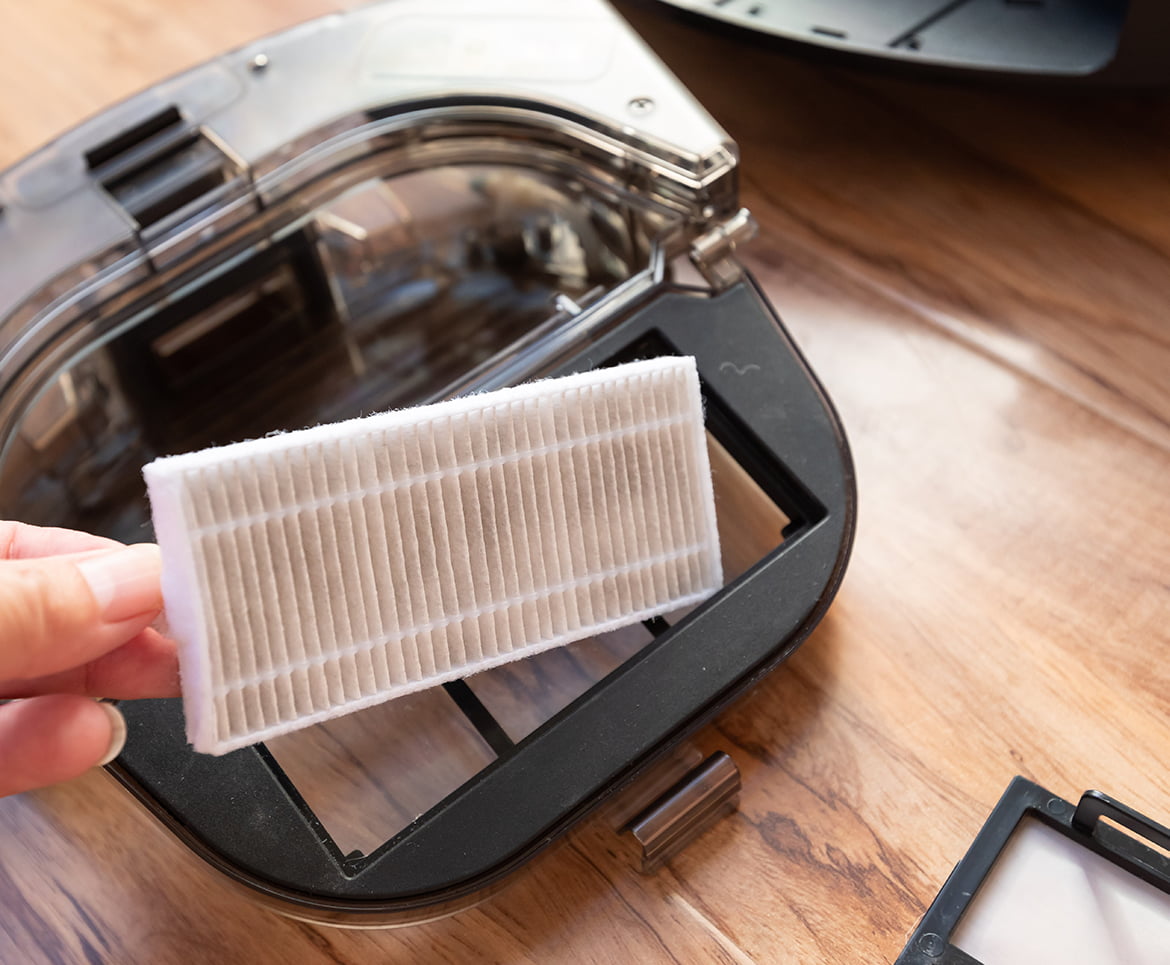 AIRROBO Robot Vacuum Cleaner T10+ filter (Photo: Julie Nguyen/SNAP TASTE)