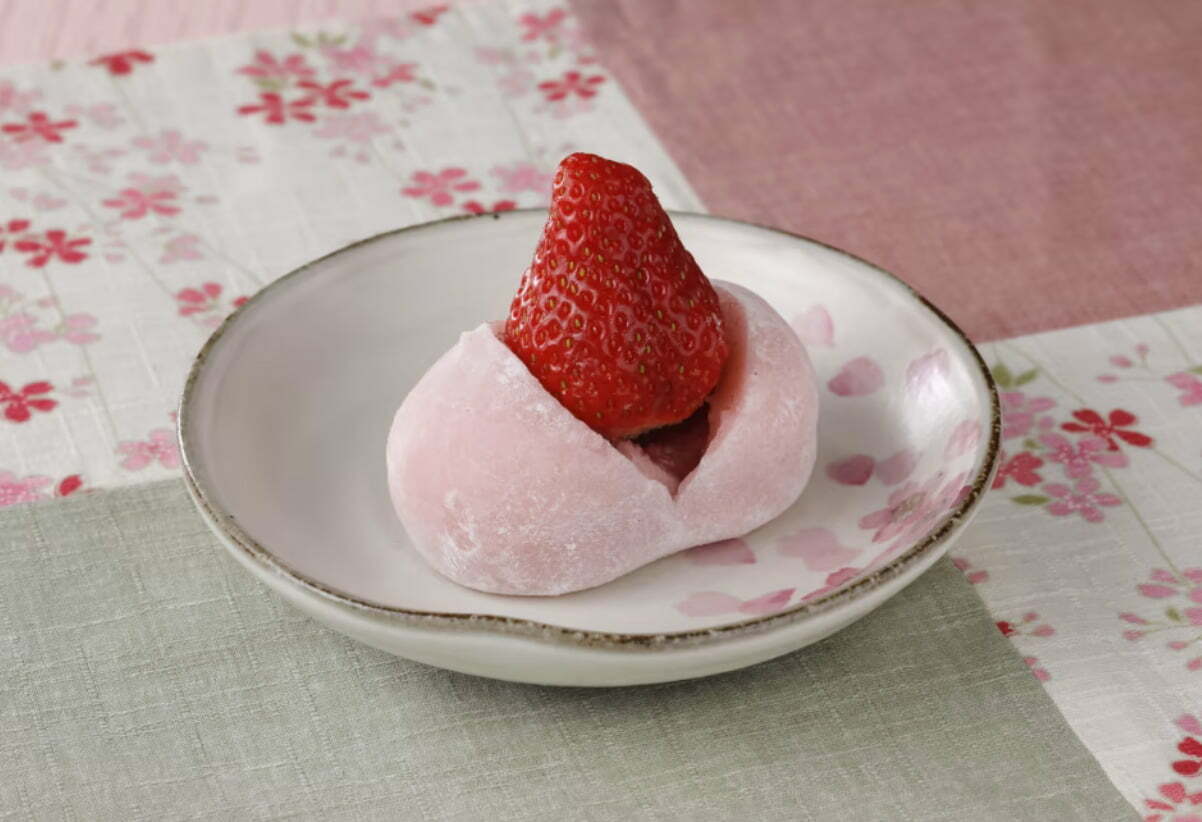 Strawberry Daifuku(mochi ball) Hanami cherry blossoms @ STRAWBERRY MANIA