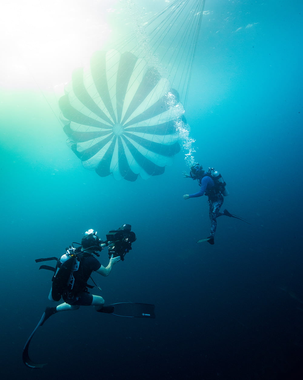 Johnny Rogers filming Bertie Gregory as he presents in front of the vessels para-anchor. Johnny Rogers quay phim Bertie Gregory khi anh ấy trình bày ở phía trước của những con tàu thả neo.