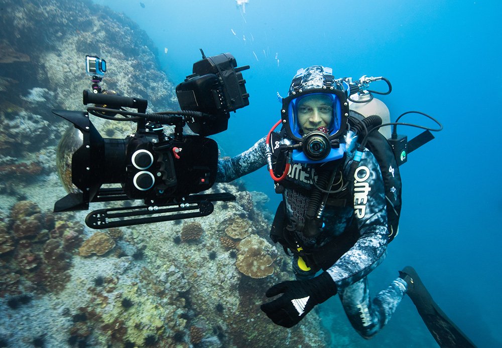 Bertie Gregory near reef with his camera. Bertie Gregory gần rạn san hô với chiếc máy ảnh của mình