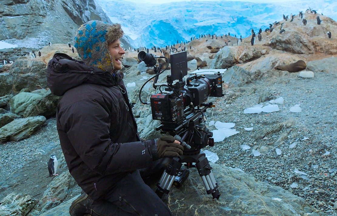 Bertie Gregory films chinstrap penguins in a colony at Point Wild, Elephant Island, Antarctica. Bertie Gregory quay phim một đàn chim cánh cụt ở Point Wild, Đảo Voi, Nam Cực.