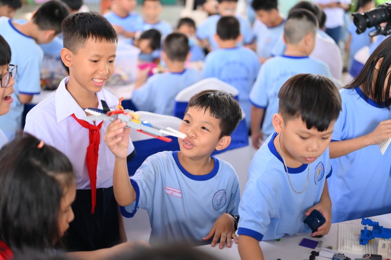 Build the Change event at LEGO Factory in Vietnam