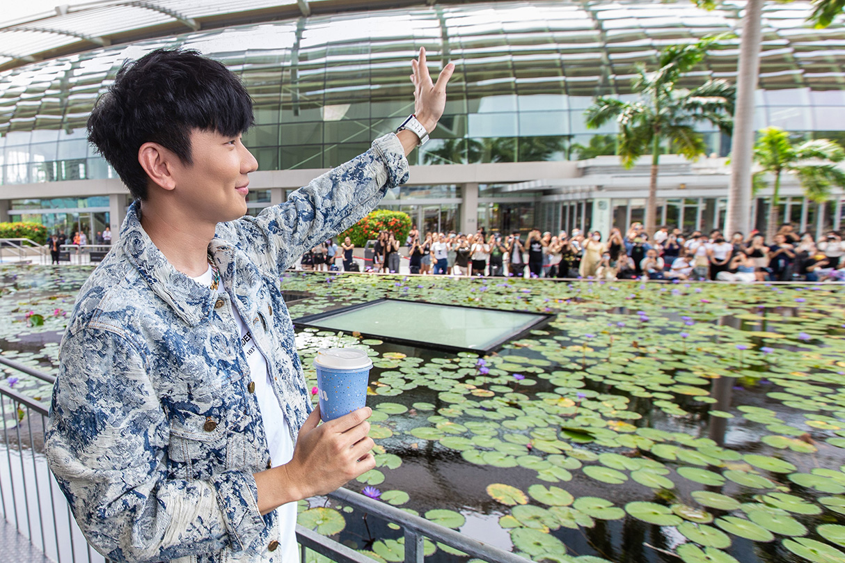 Miracle Coffee Singapore - JJ Lin waves to fans at pop-up launch 
