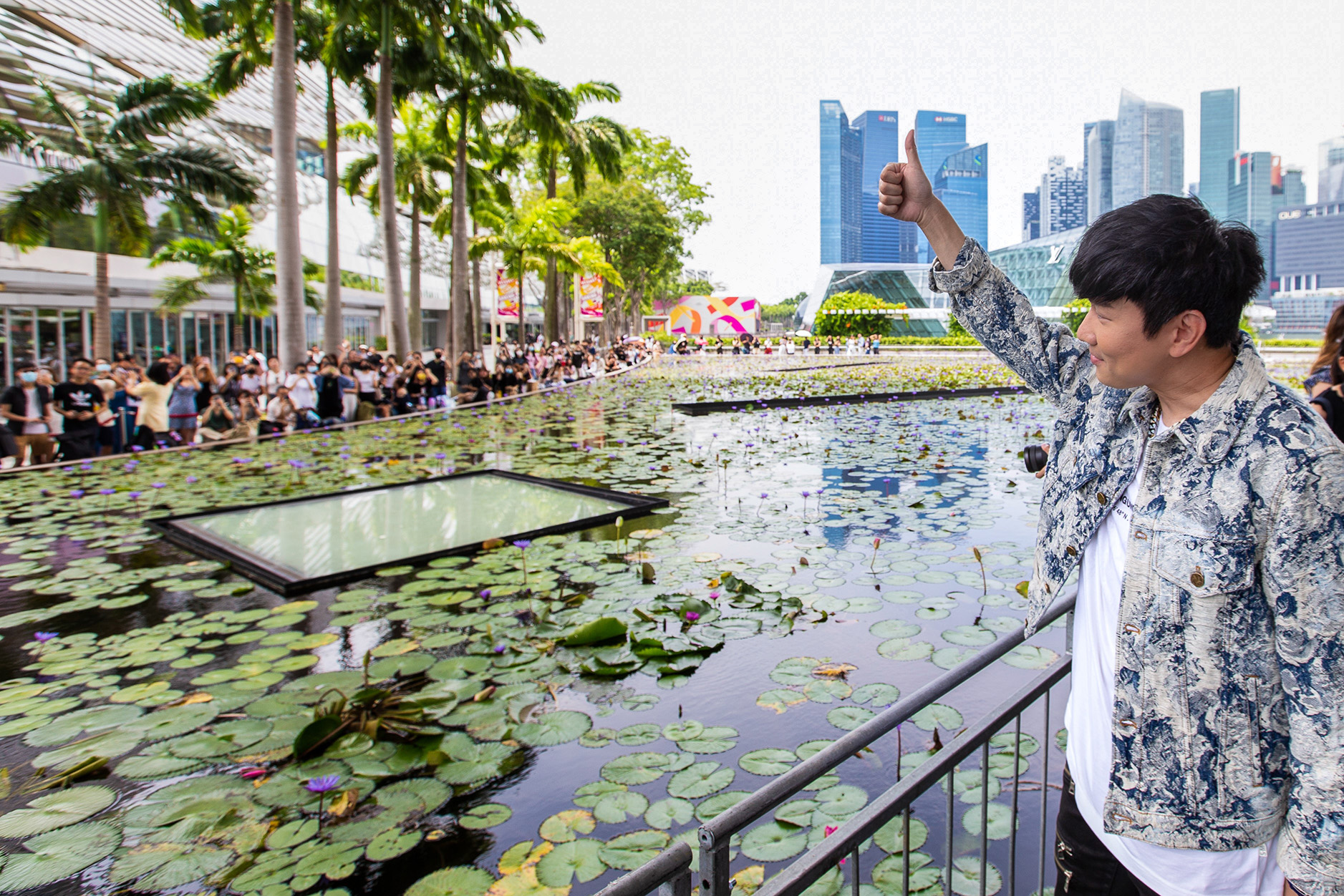 Miracle Coffee Singapore - JJ Lin waves to fans at pop-up launch