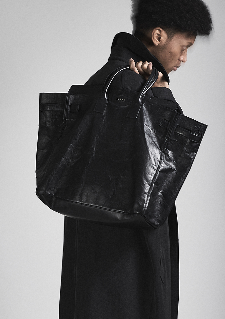 DUREN Fall/Winter 23-24 La "fleur" naît de sa tenue discrète