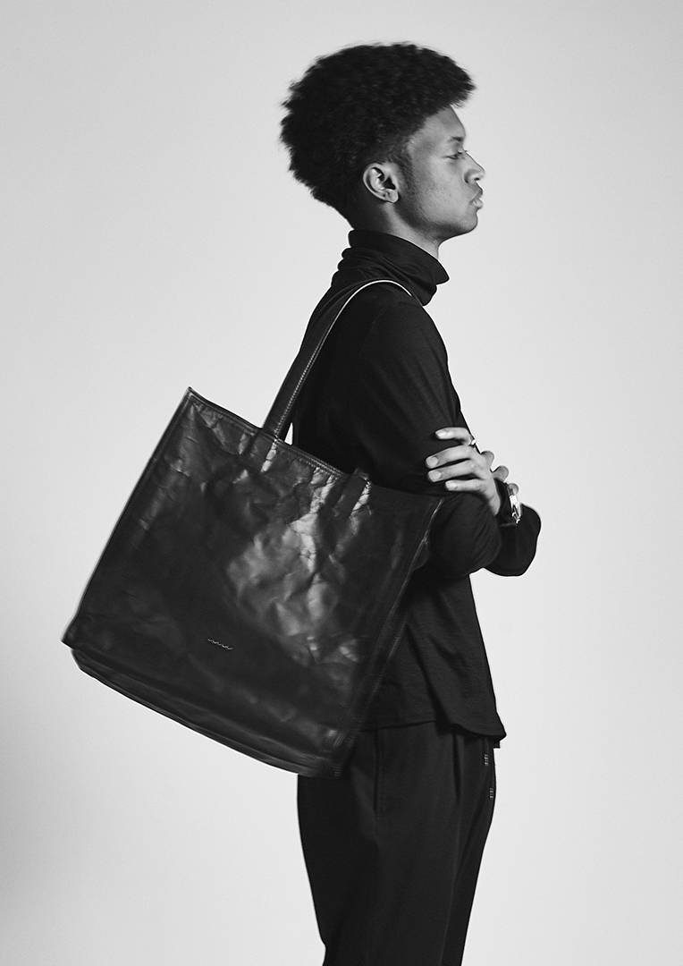 DUREN Fall/Winter 23-24 La "fleur" naît de sa tenue discrète