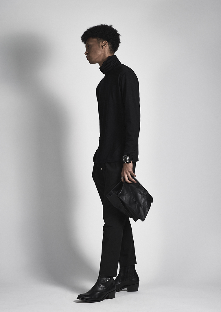 DUREN Fall/Winter 23-24 La "fleur" naît de sa tenue discrète