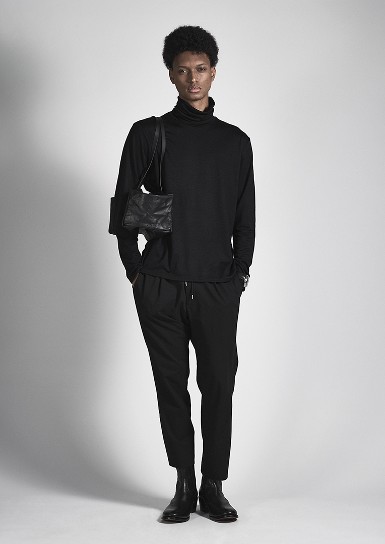 DUREN Fall/Winter 23-24 La "fleur" naît de sa tenue discrète