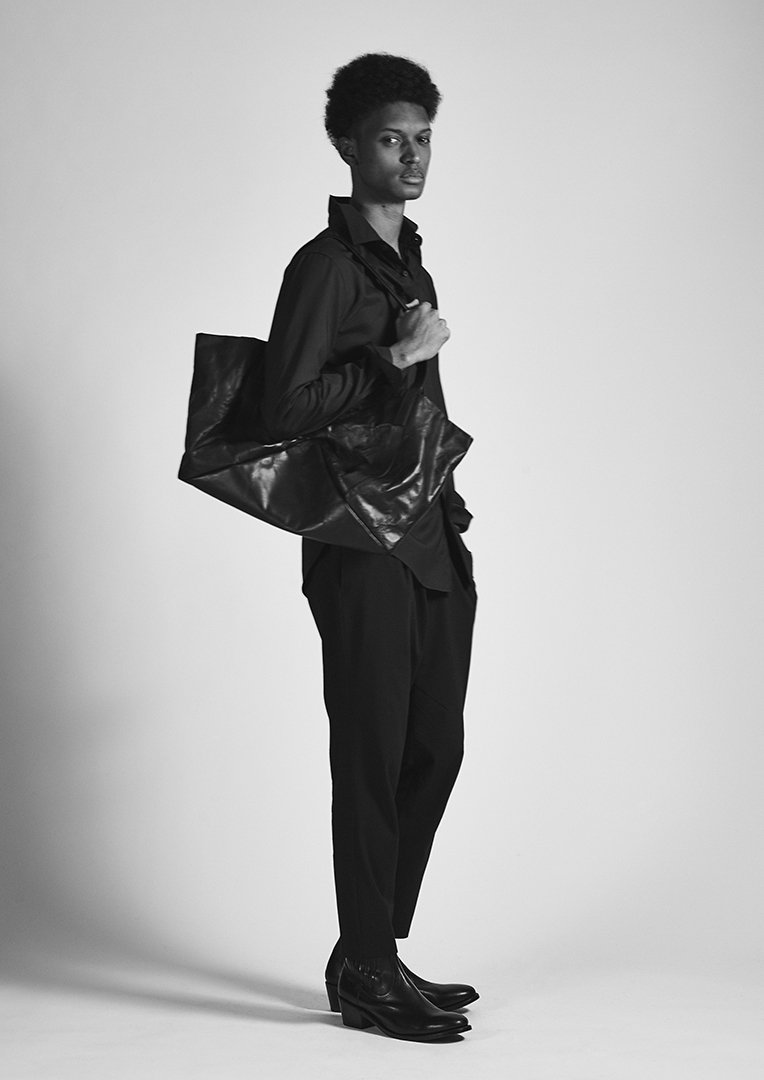 DUREN Fall/Winter 23-24 La "fleur" naît de sa tenue discrète