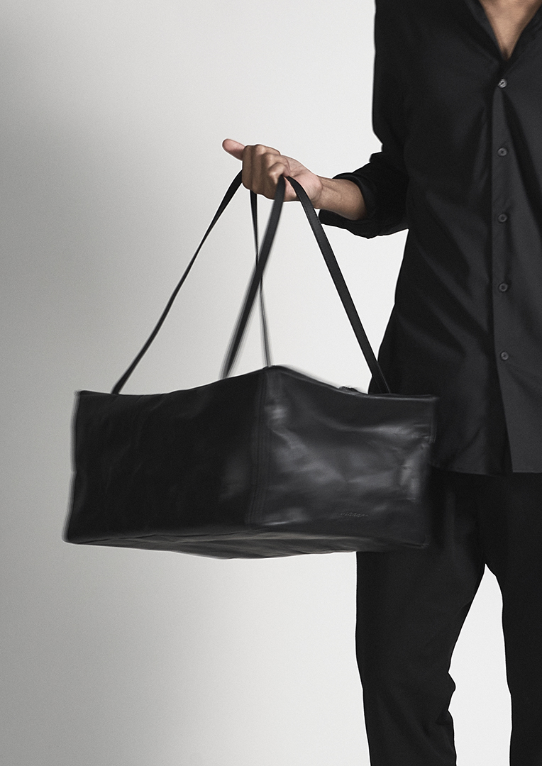 DUREN Fall/Winter 23-24 La "fleur" naît de sa tenue discrète