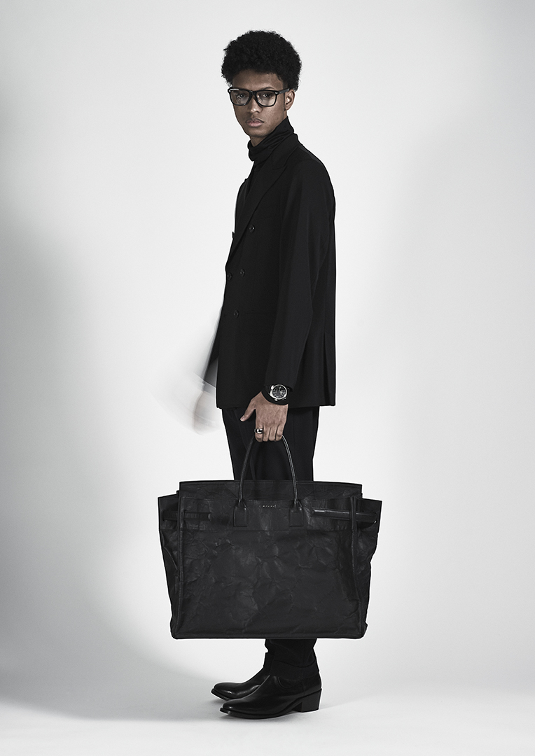 DUREN Fall/Winter 23-24 La "fleur" naît de sa tenue discrète