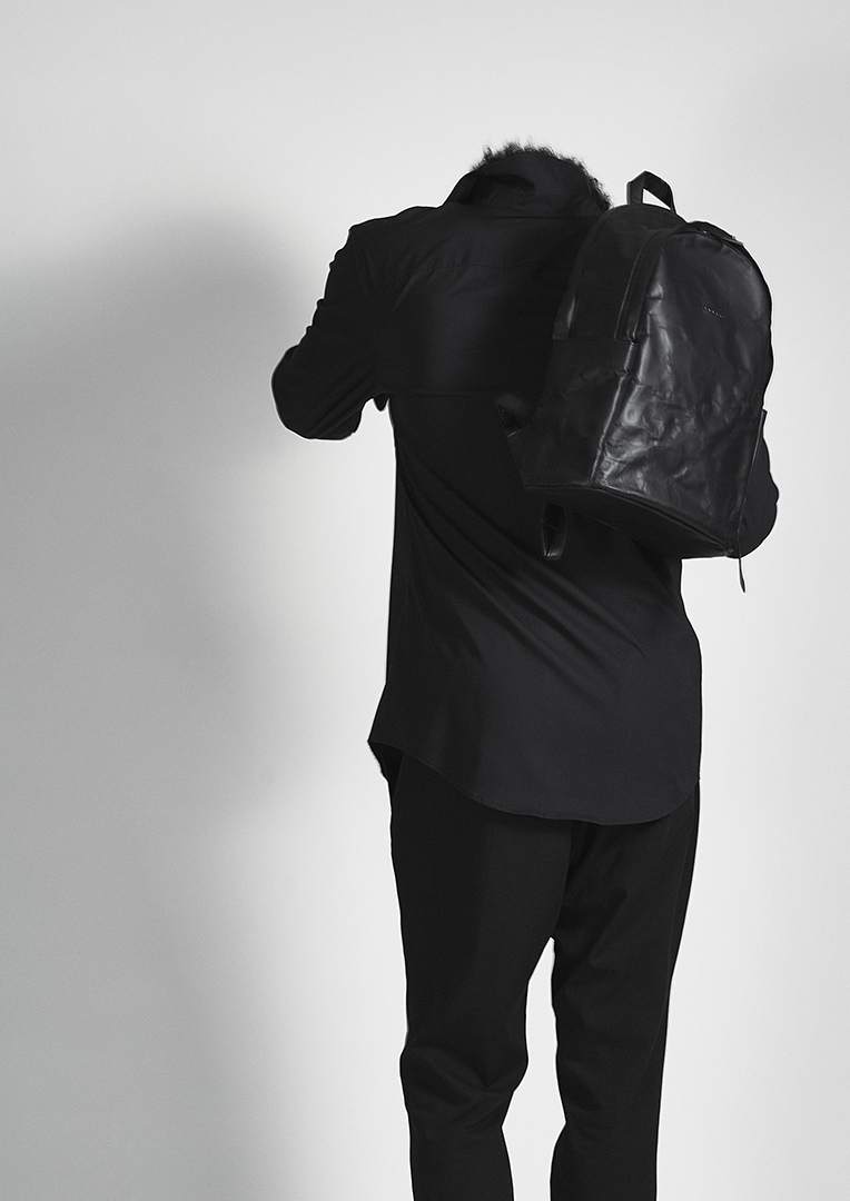 DUREN Fall/Winter 23-24 La "fleur" naît de sa tenue discrète