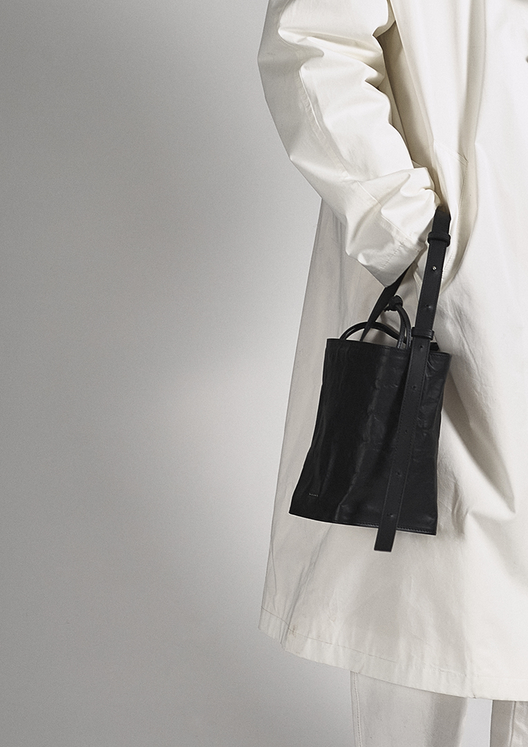 DUREN Fall/Winter 23-24 La "fleur" naît de sa tenue discrète