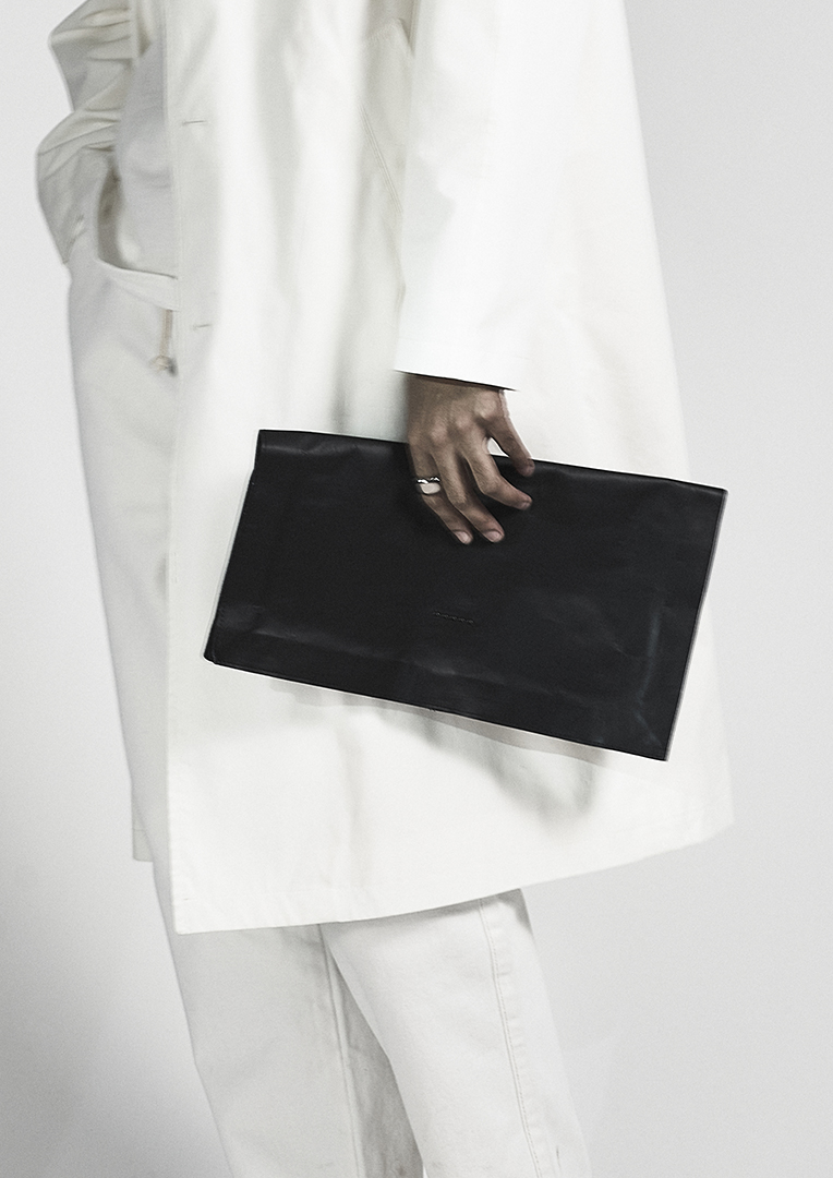 DUREN Fall/Winter 23-24 La "fleur" naît de sa tenue discrète