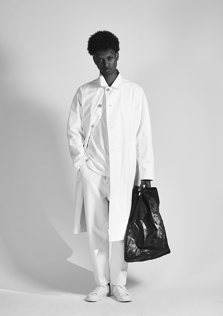 DUREN Fall/Winter 23-24 La "fleur" naît de sa tenue discrète 