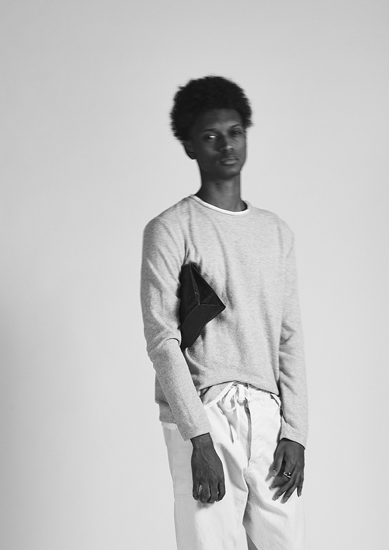 DUREN Fall/Winter 23-24 La "fleur" naît de sa tenue discrète