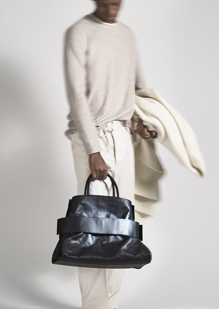 DUREN Fall/Winter 23-24 La "fleur" naît de sa tenue discrète