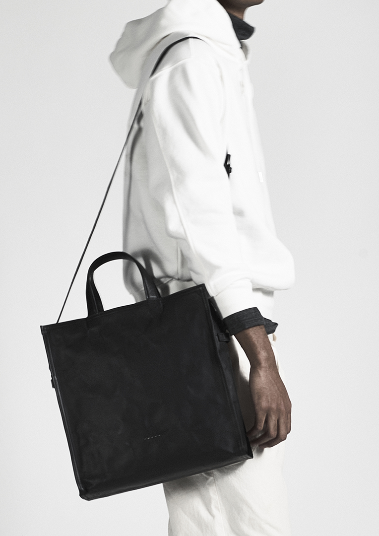 DUREN Fall/Winter 23-24 La "fleur" naît de sa tenue discrète