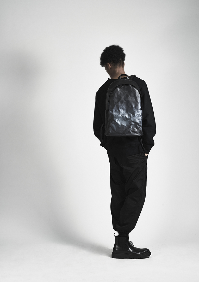 DUREN Fall/Winter 23-24 La "fleur" naît de sa tenue discrète