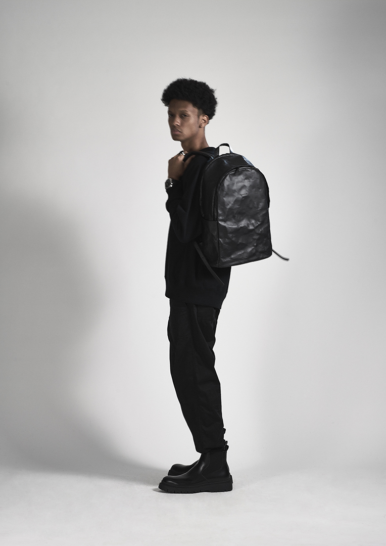 DUREN Fall/Winter 23-24 La "fleur" naît de sa tenue discrète 