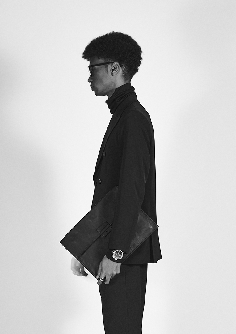 DUREN Fall/Winter 23-24 La "fleur" naît de sa tenue discrète