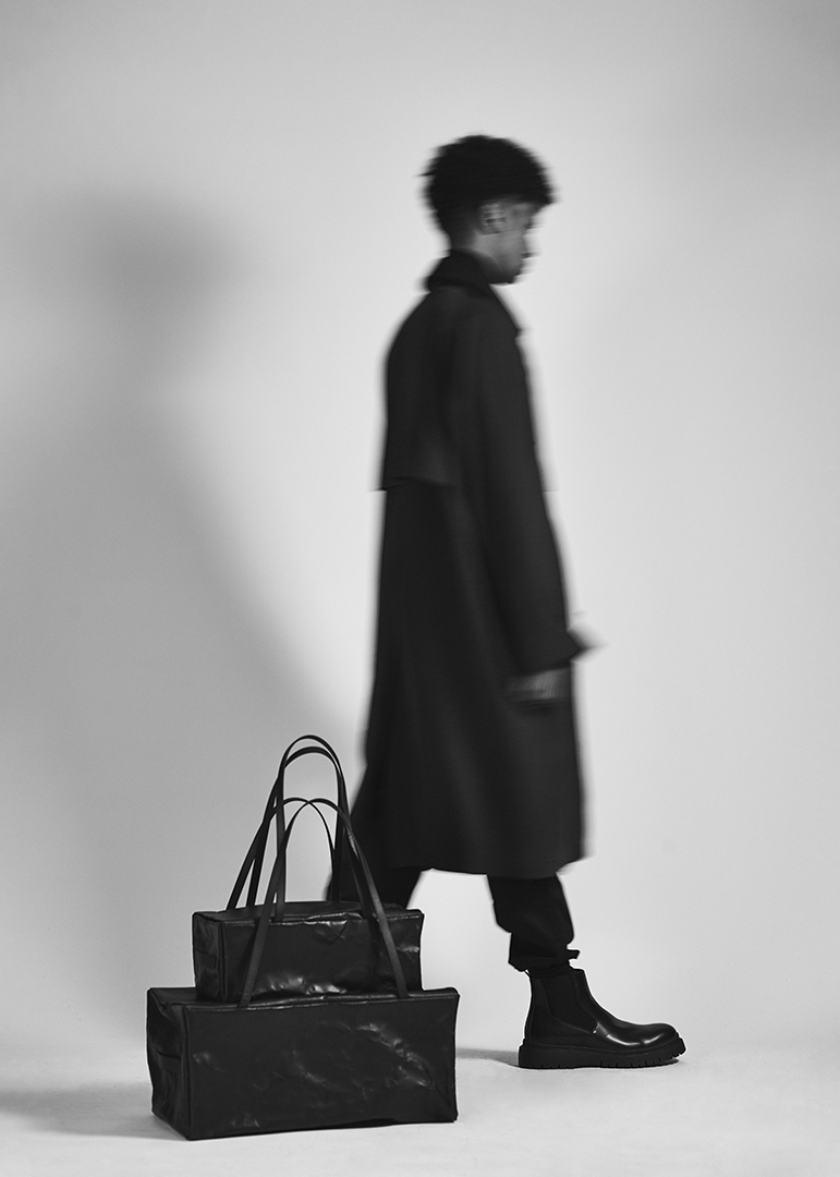 DUREN Fall/Winter 23-24 La "fleur" naît de sa tenue discrète