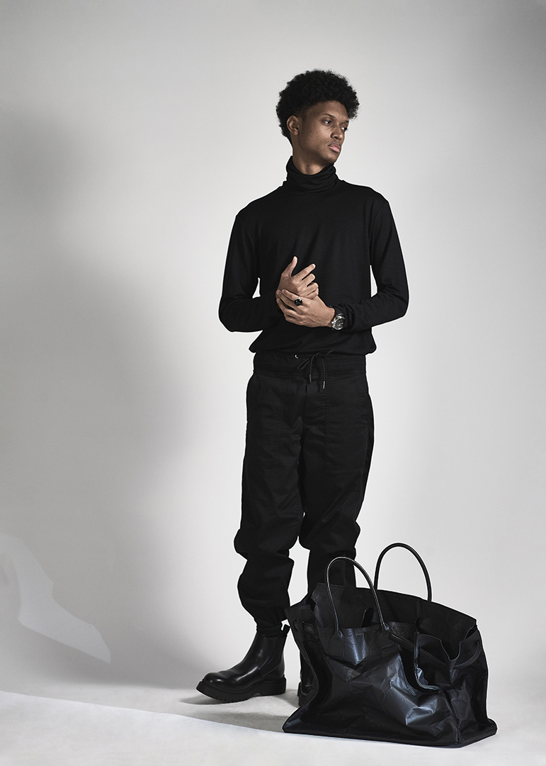 DUREN Fall/Winter 23-24 La "fleur" naît de sa tenue discrète