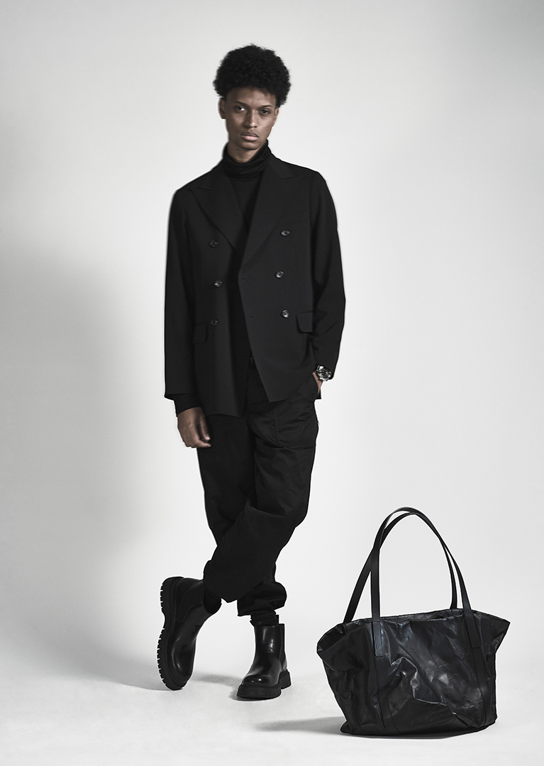 DUREN Fall/Winter 23-24 La "fleur" naît de sa tenue discrète