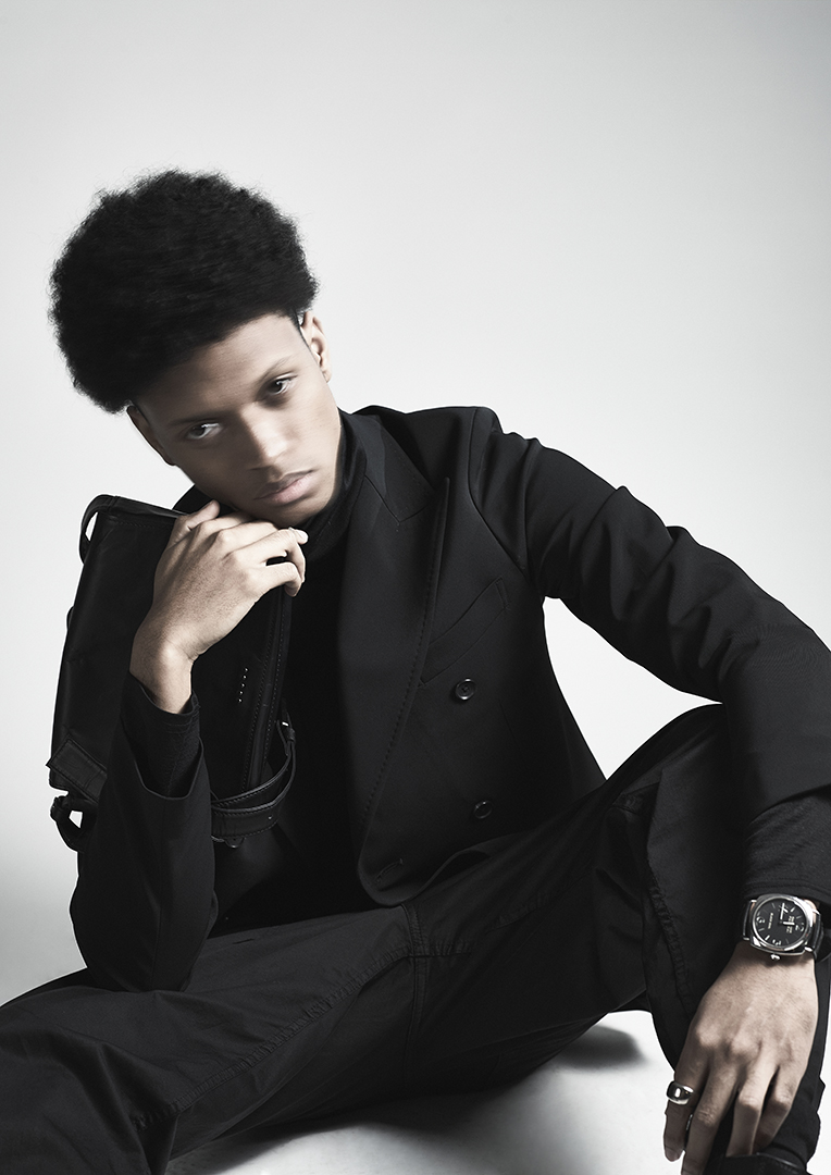 DUREN Fall/Winter 23-24 La "fleur" naît de sa tenue discrète