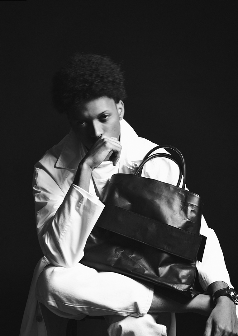 DUREN Fall/Winter 23-24 La "fleur" naît de sa tenue discrète