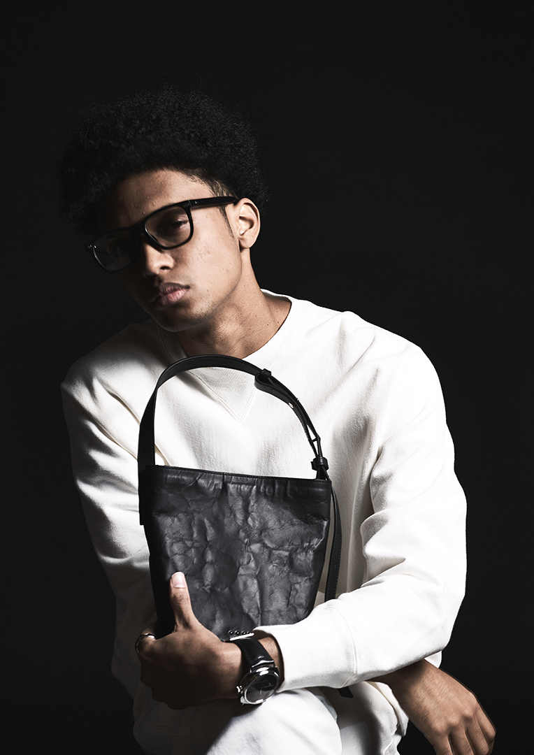 DUREN Fall/Winter 23-24 La "fleur" naît de sa tenue discrète