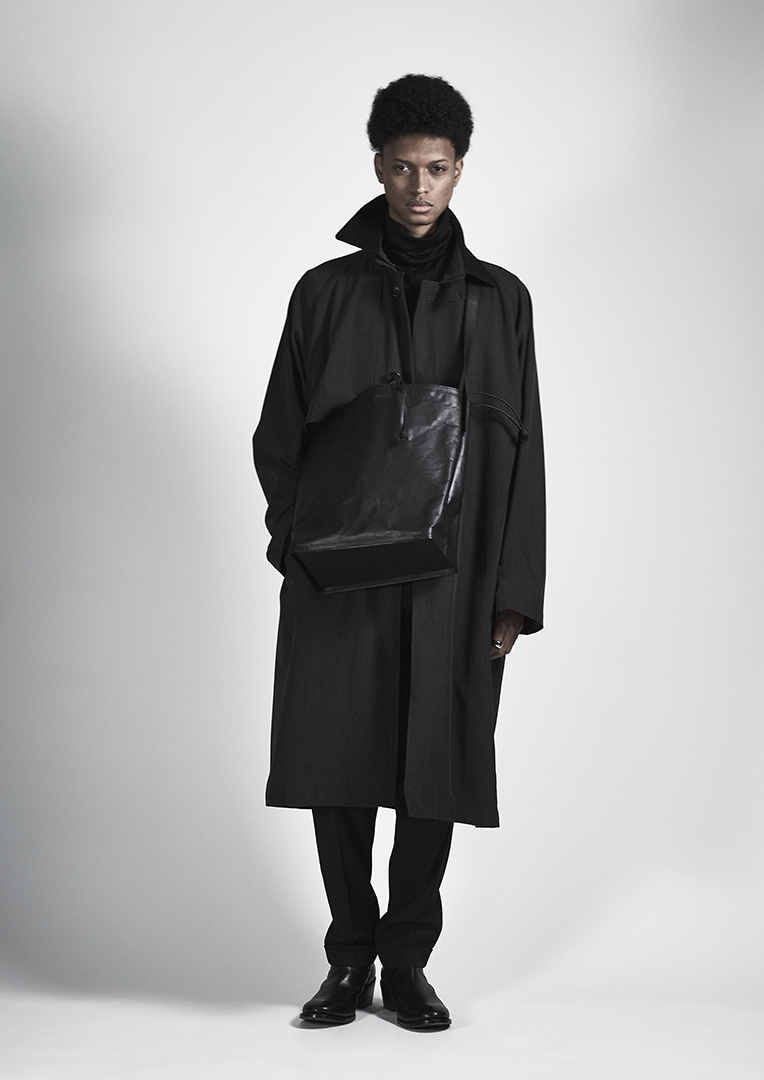 DUREN Fall/Winter 23-24 La "fleur" naît de sa tenue discrète