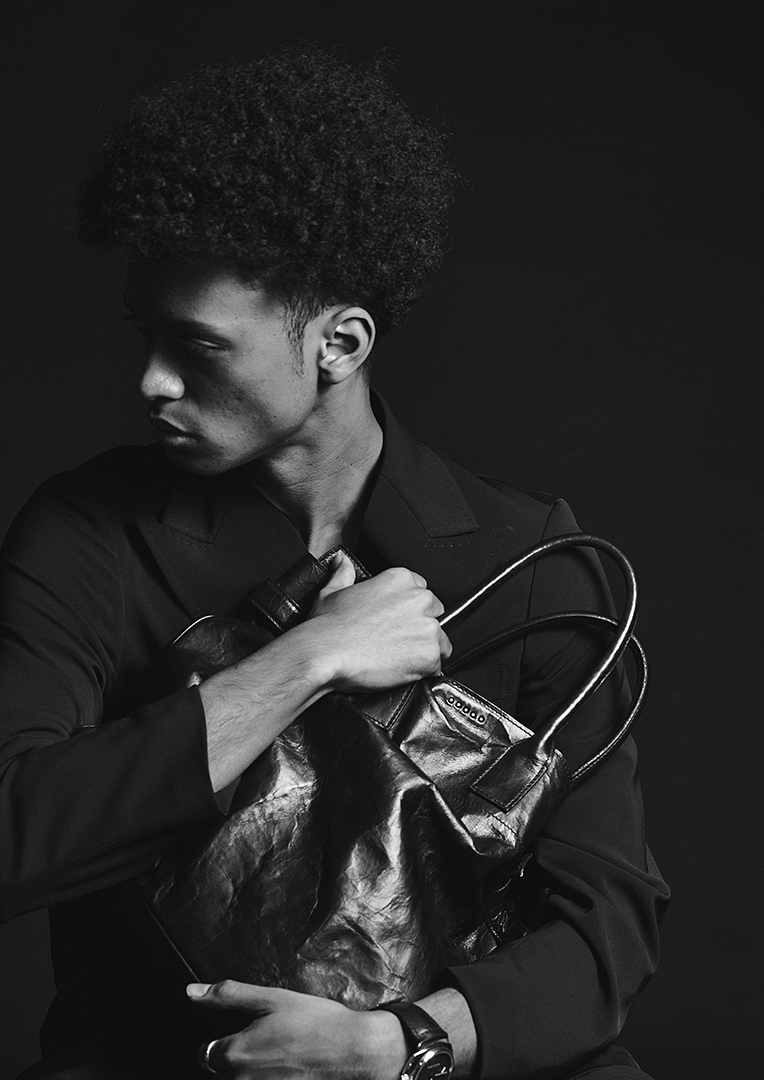 DUREN Fall/Winter 23-24 La "fleur" naît de sa tenue discrète 