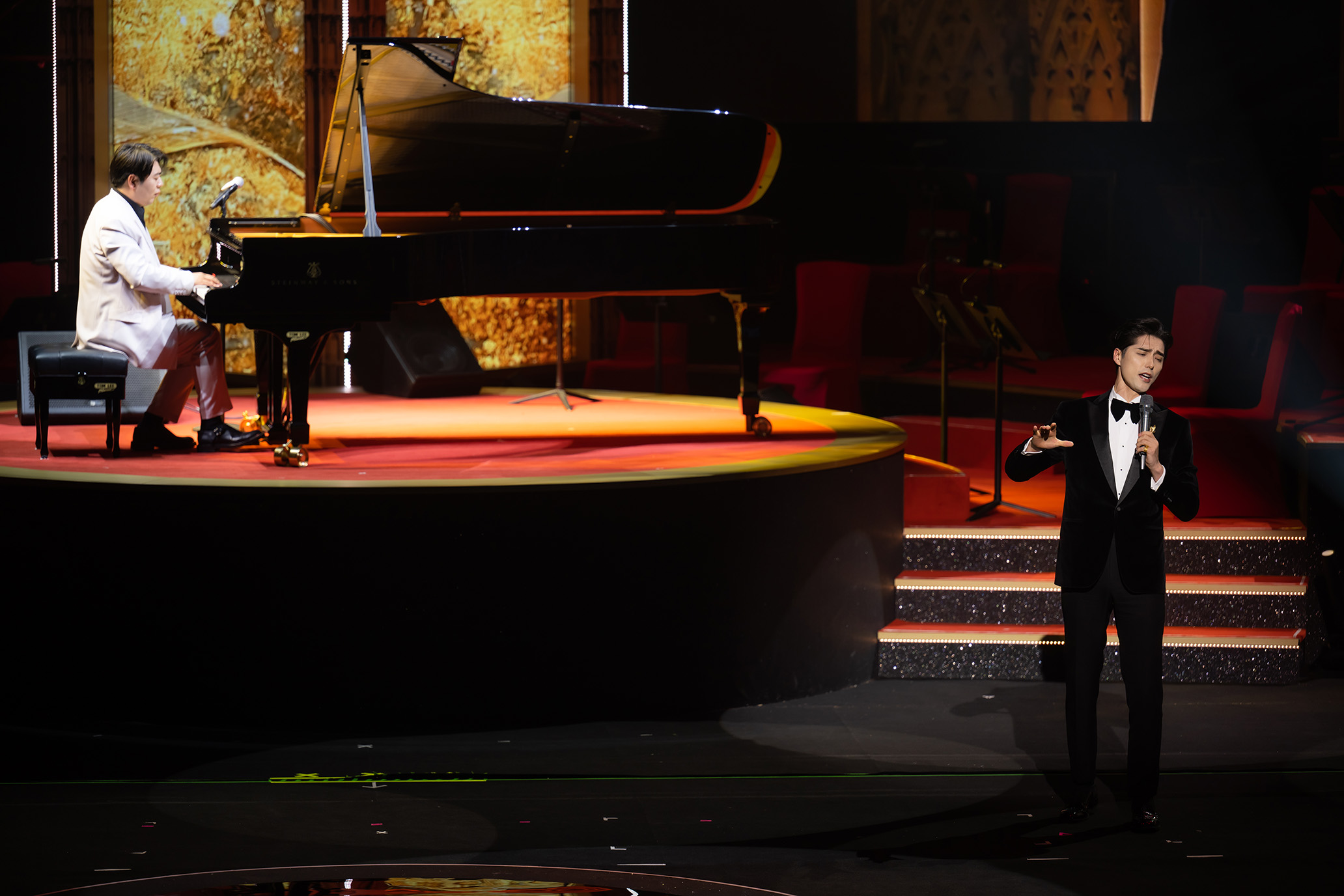 China’s globally renowned piano virtuoso Lang Lang and famous Chinese musical theatre artist, vocalist and actor Ayanga perform together during The Londoner Macao Grand Celebration at The Londoner Arena Thursday.

