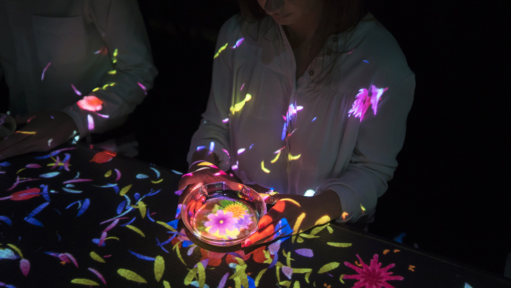 teamLab, Flowers Bloom in an Infinite Universe inside a Teacup, 2016, Interactive Digital Installation, Endless, Sound: Hideaki Takahashi, © teamLab