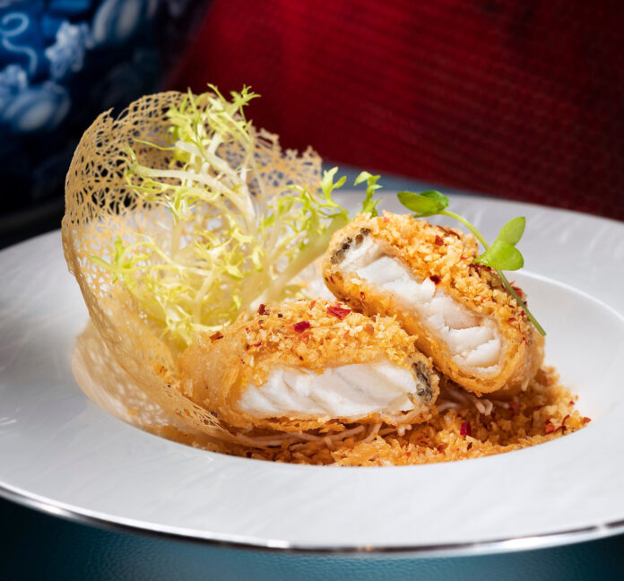 Lai Heen Signature Dishes_Deep-fried Chilean Sea Bass Fillet with Crispy Garlic 酥脆蒜香智利鱸魚柳