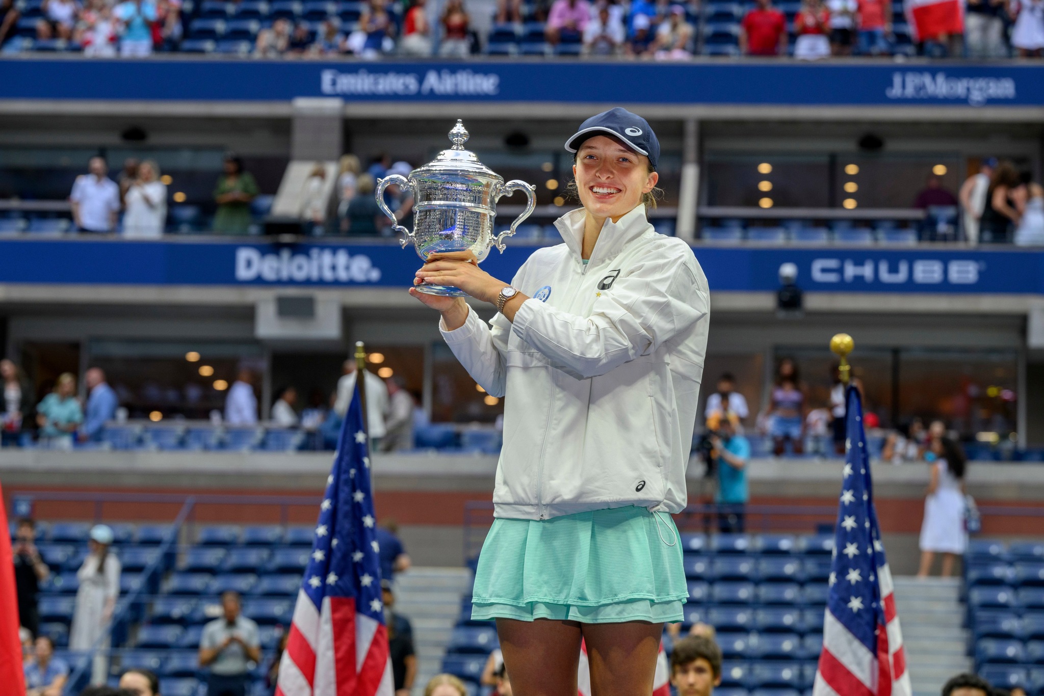 Rolex Testimonee and 2022 US Open Champion IGA Swiatek receives the trophy