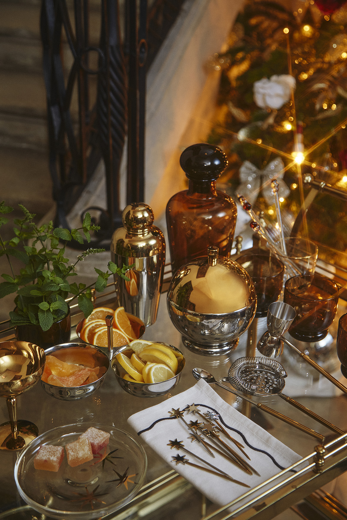 H&M HOME's Guide to a Royal Holiday Table Setting