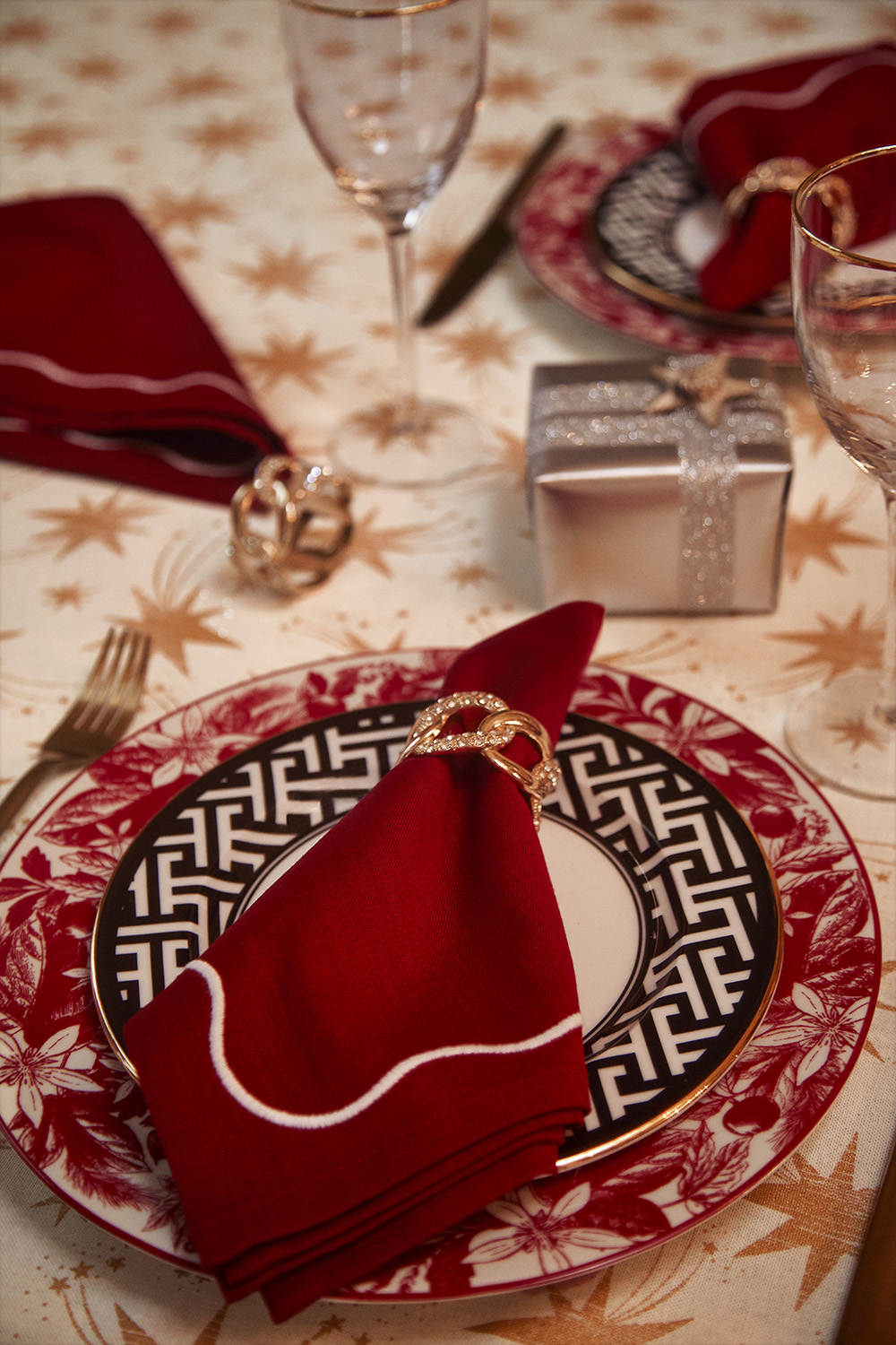 H&M HOME's Guide to a Royal Holiday Table Setting