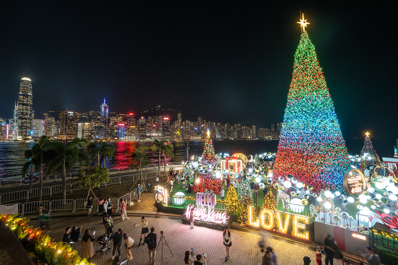 20-meter-tall giant Christmas tree and Christmas town - Hong Kong WinterFest 2023