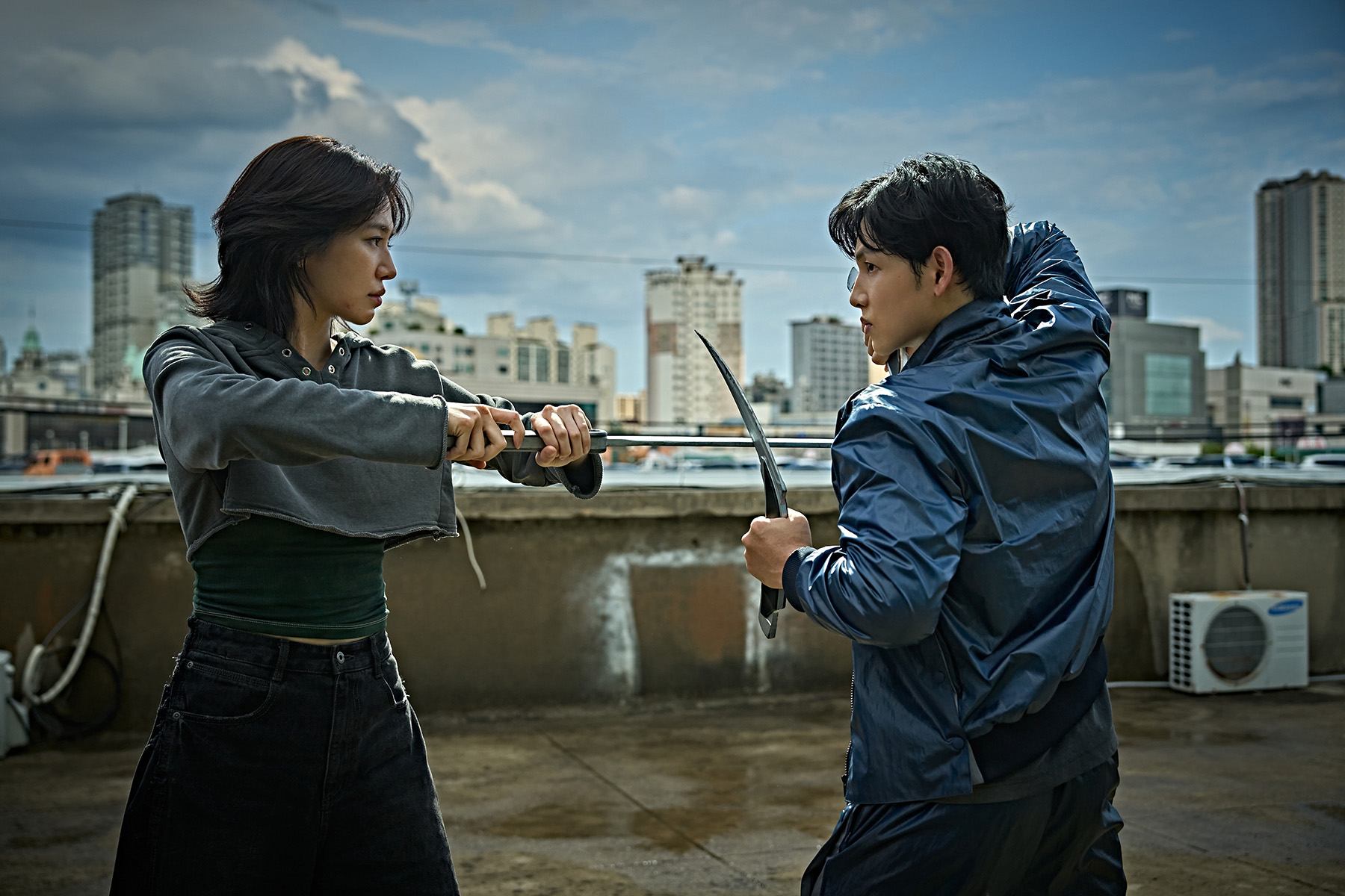 Mantis(L to R) Park Gyu-young as Shin Jae-yi, Yim Si-wan as Lee Han-ul in Mantis.